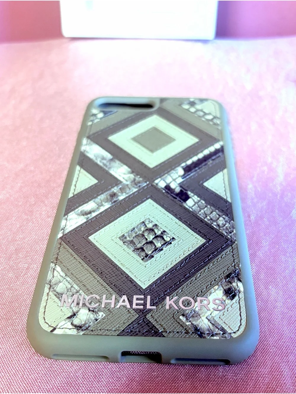 Michael Kors Grey Geometric Snake Skin Pattern Case w/ Original Box iPhone 7+